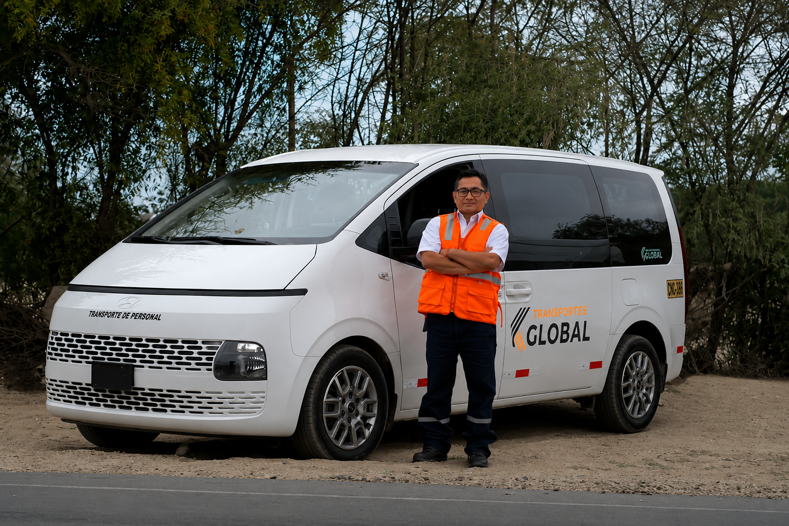Flota Transporte Global Perú con identidad corporativa en carretera